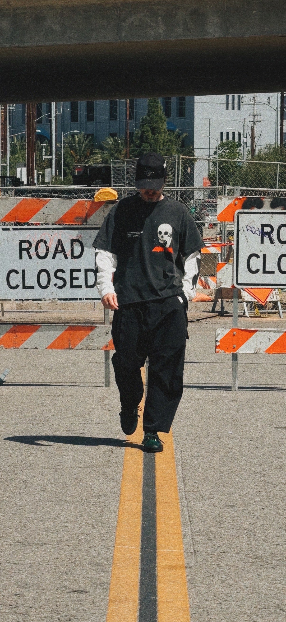 DIST / DNMX X SKULLPHONE "Hallway Of Mirrors" T in BLACK FADE