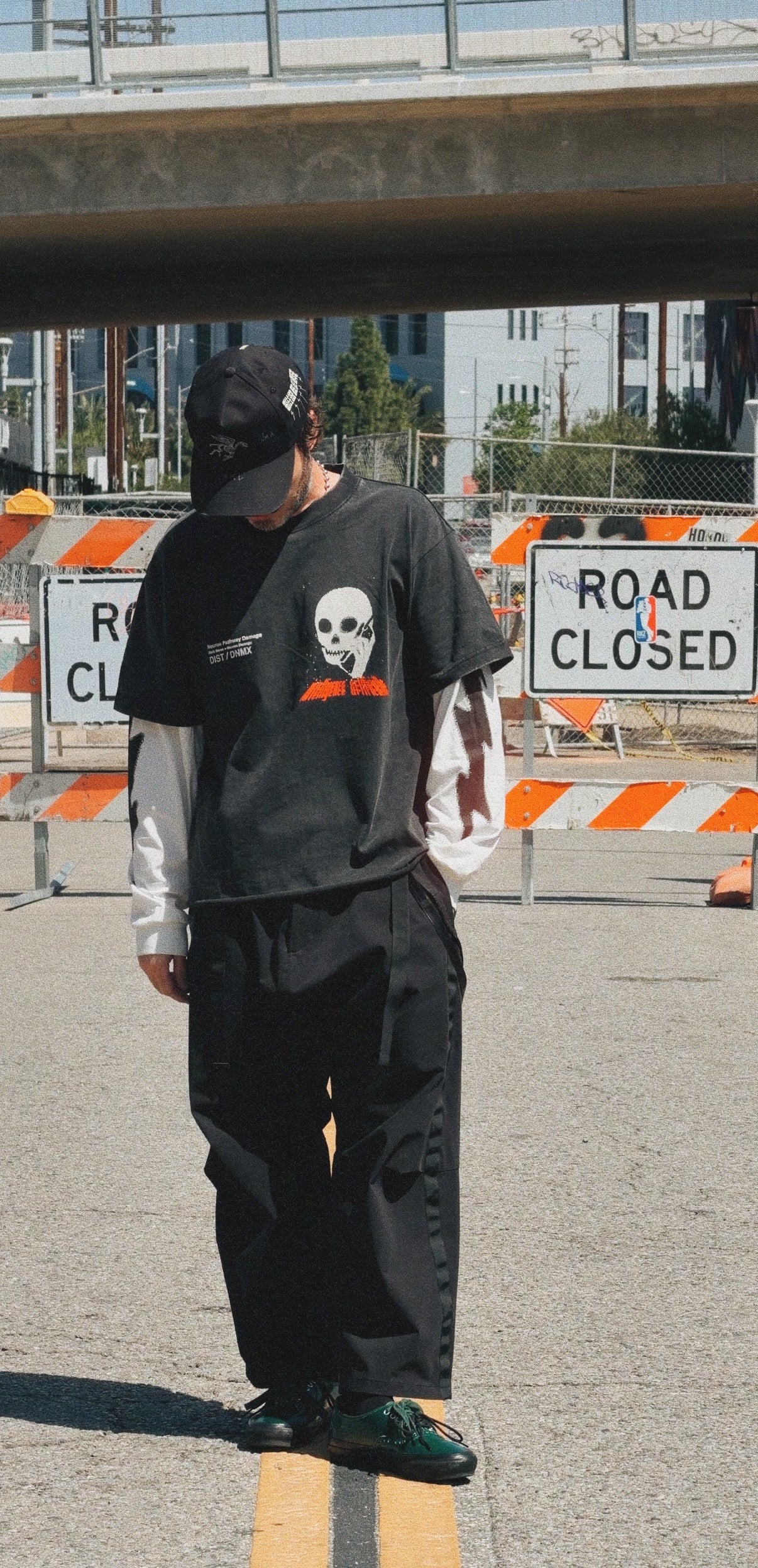 DIST / DNMX X SKULLPHONE "Hallway Of Mirrors" T in BLACK FADE