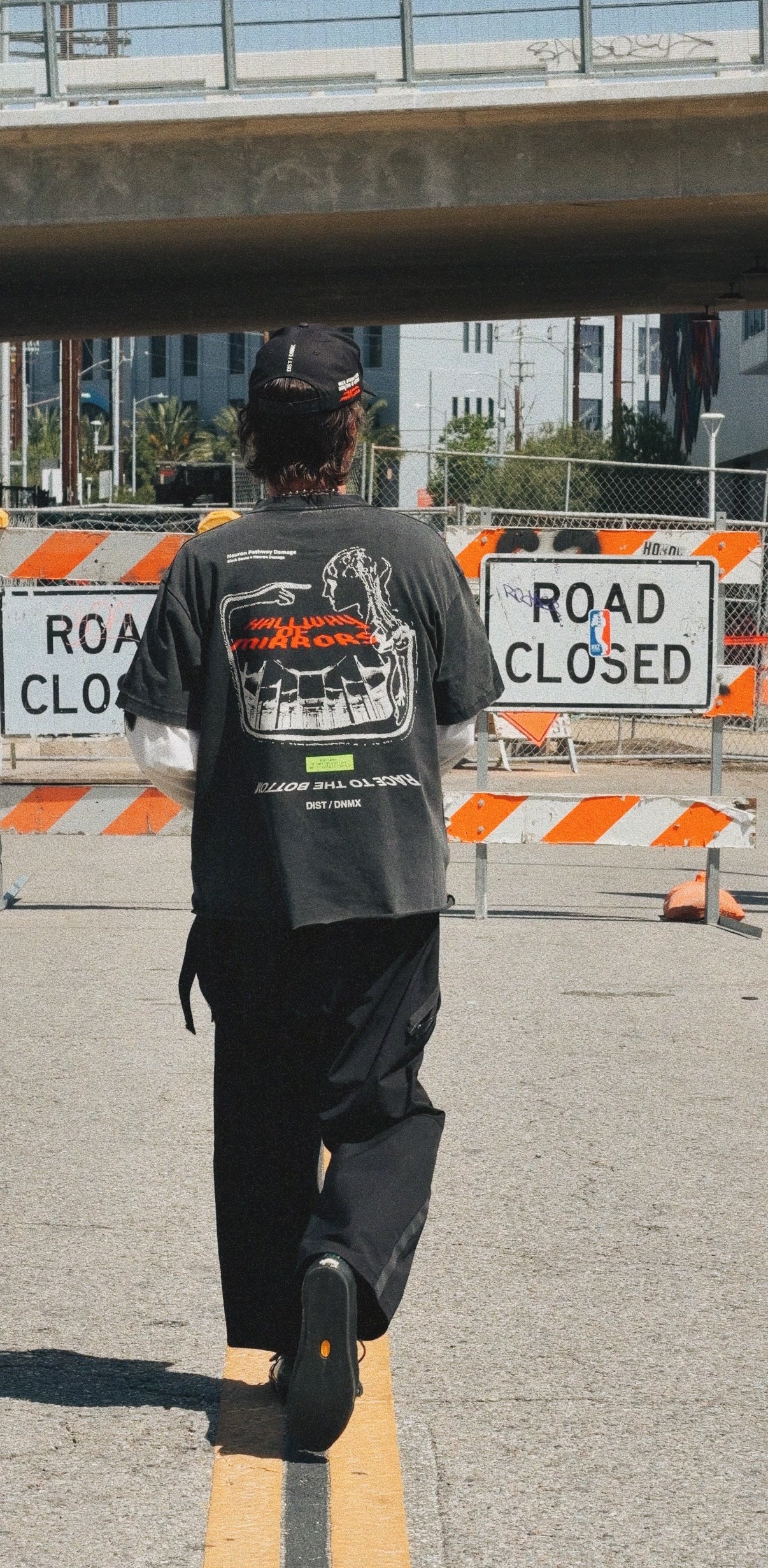 DIST / DNMX X SKULLPHONE "Hallway Of Mirrors" T in BLACK FADE