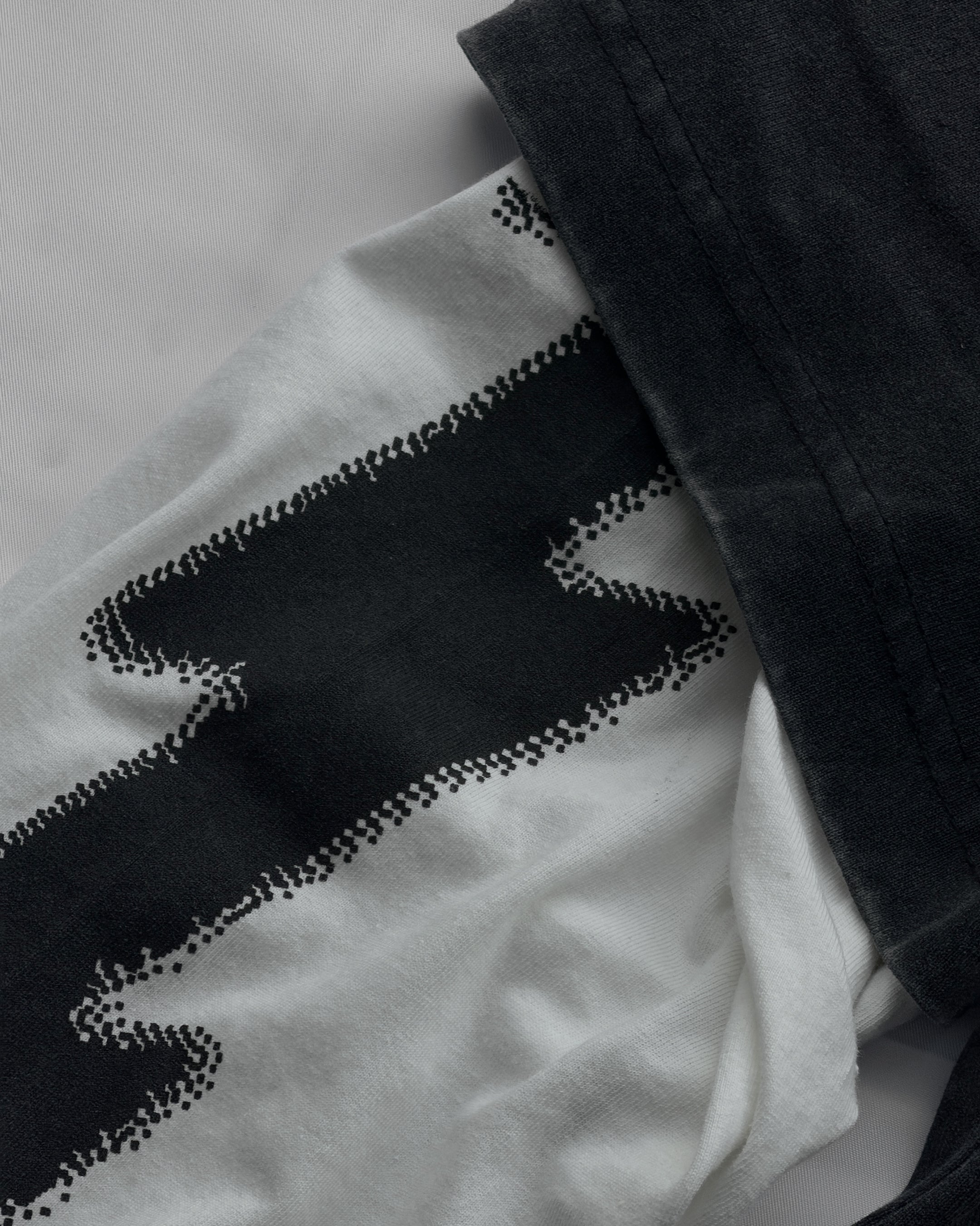 DIST / DNMX X SKULLPHONE "Hallway Of Mirrors" T in BLACK FADE