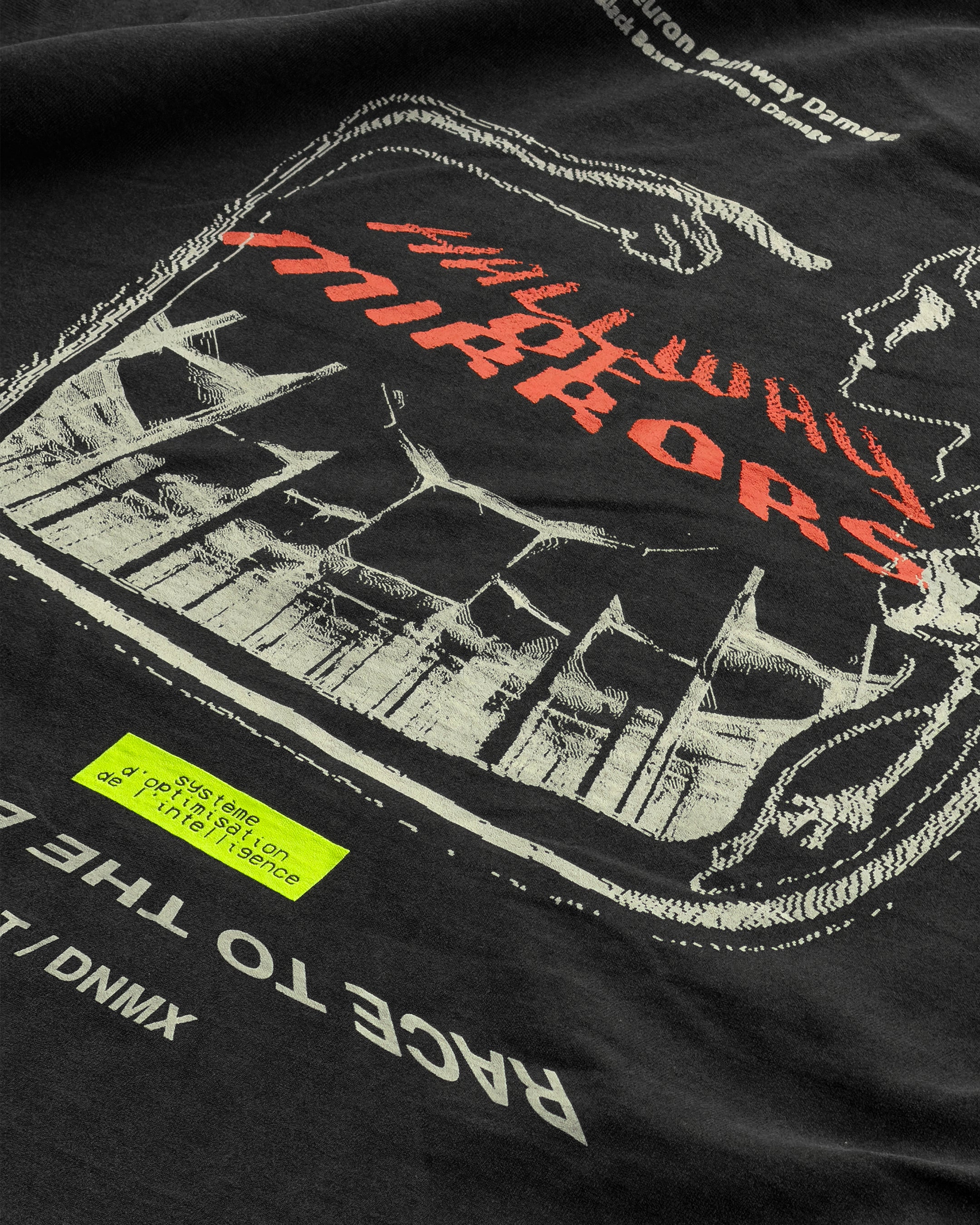 DIST / DNMX X SKULLPHONE "Hallway Of Mirrors" T in BLACK FADE