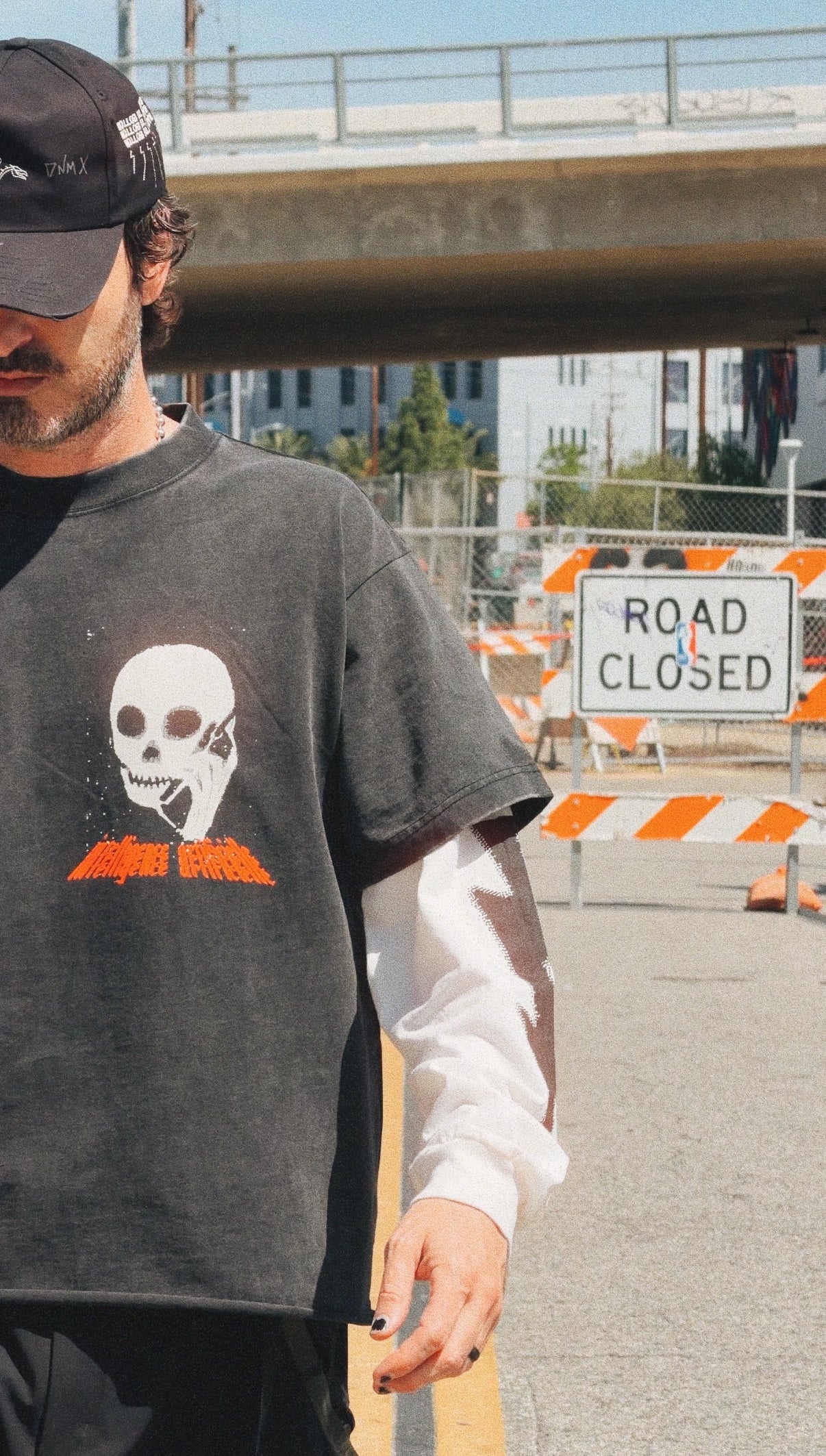 DIST / DNMX X SKULLPHONE "Hallway Of Mirrors" T in BLACK FADE